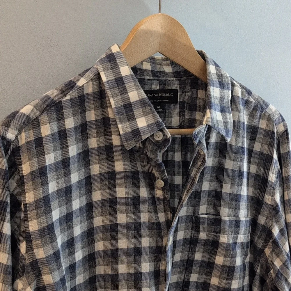 Banana Republic Men's Medium Lightweight Flannel Long Sleeve Button Down Shirt
